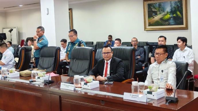 Kepala Staf Kepresidenan (KSP), Jenderal TNI (Purn) Dudung Abdurrahman memanggil seluruh pemangku kepentingan (stakeholder) terkait polemik 15 kontainer berisi mineral tambang Ilmenite milik PT Putra Mineral Mandiri (PMM)