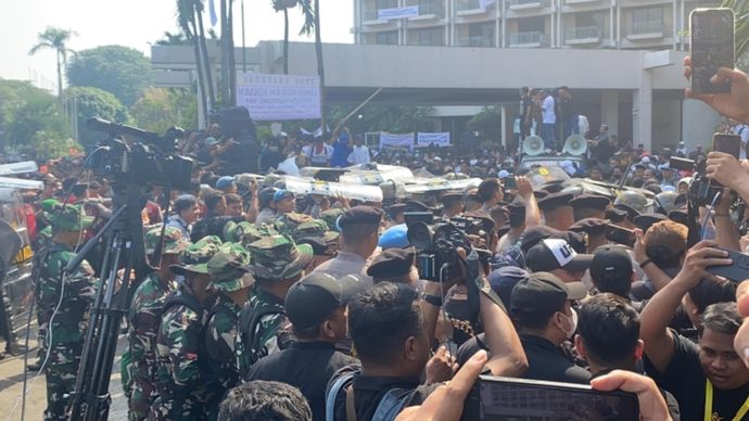 Kericuhan saat pengosongan lahan di hotel Sultan GBK