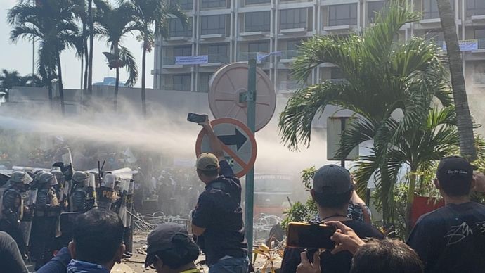 Massa Tolak Eksekusi Hotel Sultan, Polisi Semprot Water Cannon 