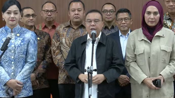 Wakil Ketua DPR RI Sufmi Dasco Ahmad bersama pimpinan OJK dan direksi BEI. 