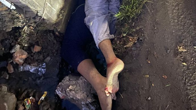 Mayat kedua korban begal Bekasi yang tergeletak di selokan. 
