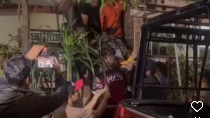 Evakuasi jasad korban oleh petugas. 