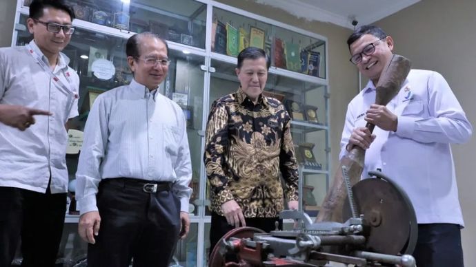 epala Badan Pengawas Obat dan Makanan (BPOM) Taruna Ikrar (paling kanan) dalam kunjungan kerja ke Sidoarjo.