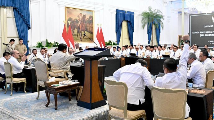 Kepala BP BUMN sekaligus COO Danantara, Dony Oskaria, menghadiri pertemuan yang dipimpin langsung oleh Presiden Prabowo Subianto bersama jajaran komisaris utama dan direktur utama bank-bank anggota Himbara di Istana Merdeka, Jakarta.  