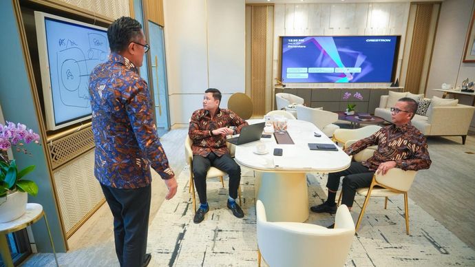 Kepala BP BUMN sekaligus COO Danantara, Dony Oskaria, menggelar pertemuan dengan Direktur Utama PT Semen Indonesia (Persero) Tbk, Indrieffouny Indra pada 18 Juni 2026.