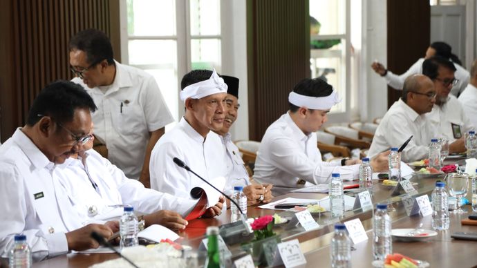 Pemkab Bogor perluas perlindungan Jaminan Sosial Ketenagakerjaan untuk sektor informal. 