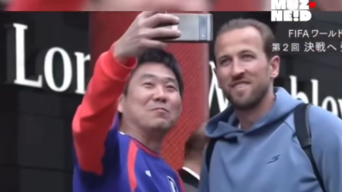 Pelatih timnas Jepang, Hajime Moriyasu, tertangkap kamera dengan wajah penuh senyum saat mendekati kapten timnas Inggris, Harry Kane, untuk meminta foto selfie bersama.