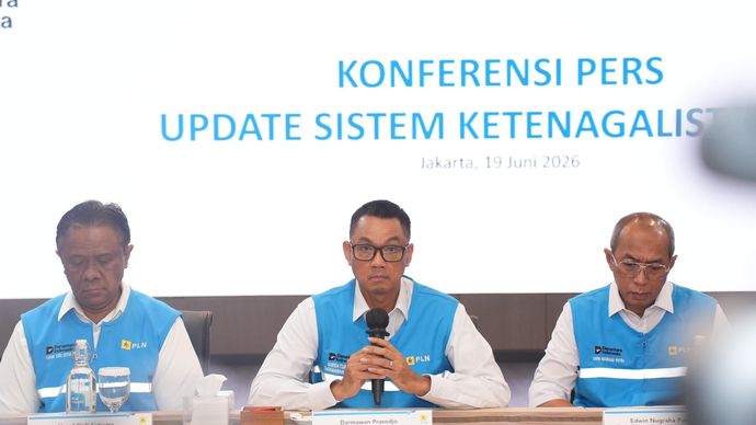 Direktur Utama PLN, Darmawan Prasodjo (tengah) didampingi Wakil Direktur Utama PLN, Yusuf Didi Setiarto (kiri) dan jajaran direksi PLN saat konferensi pers di Jakarta, Jumat (19/6) menyampaikan apresiasi atas dukungan pemerintah melalui Kementerian E
