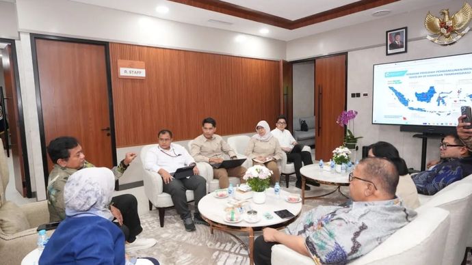 Wakil Menteri Transmigrasi (Wamentrans) Viva Yoga Mauladi dan Staf Khusus Menteri Pendidikan Dasar dan Menengah (Mendikdasmen) Bidang Pendidikan Inklusif dan Pemerataan Pendidikan Daerah Tertinggal, Terdepan, dan Terluar (3T) Rita Pranawati mengadakan pertemuan untuk membahas potensi kolaborasi program kerja di Balai Makarti, Kompleks Kantor Kementerian Transmigrasi, Jakarta.