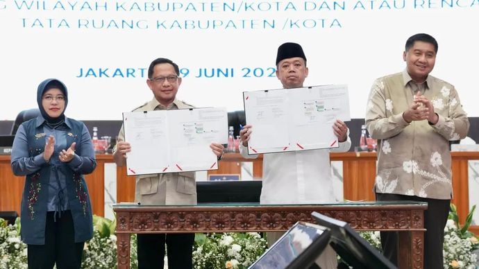 Menteri Dalam Negeri (Mendagri) Muhammad Tito Karnavian (kedua dari kiri) bersama Menteri Agraria dan Tata Ruang/Kepala Badan Pertanahan Nasional (ATR/BPN) Nusron Wahid (kedua dari kanan) menandatangani Surat Edaran Bersama (SEB) tentang Pengintegrasian Lahan Pertanian Pangan Berkelanjutan (LP2B) ke Dalam Rencana Tata Ruang Wilayah (RTRW) Kabupaten/Kota dan/atau Rencana Detail Tata Ruang (RDTR) Kabupaten/Kota di Gedung Sasana Bhakti Praja (SBP), Kantor Pusat Kementerian Dalam Negeri (Kemendagri), Jakarta, Jumat, 19 Juni 2026