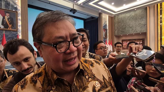Menteri Koordinator Bidang Perekonomian, Airlangga Hartarto, mengakui bahwa gangguan pasokan listrik berupa pemadaman bergilir di wilayah Jawa memberikan dampak terhadap aktivitas ekonomi.  
