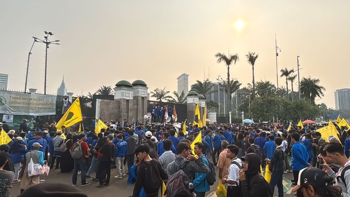 Demo mahasiswa dari PMII di depan Gedung DPR RI. 