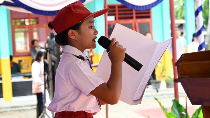 Seorang anak perempuan berusia sembilan tahun bernama Nasya Losefa Zega, siswi kelas III, mengungkapkan rasa bahagianya atas kehadiran fasilitas pendidikan lengkap dan program Makan Bergizi Gratis (MBG) dari pemerintah bagi siswa yang tinggal di pulau terluar