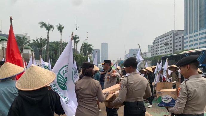 Polisi Bagikan Makanan dan Minuman kepada Massa Aksi Reforma Agraria di DPR.