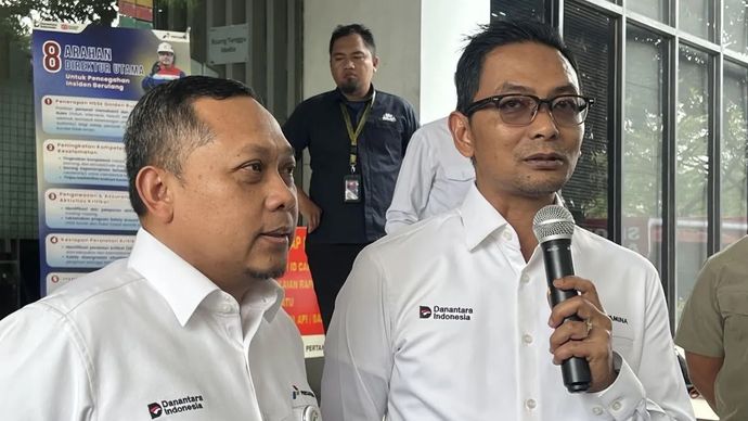 Direktur Optimasi Hilir dan Distribusi Pertamina Patra Niaga Hari Purnomo (kanan) bersama Direktur Perencanaan dan Pertumbuhan Bisnis Pertamina Patra Niaga Joko Pranoto (kiri) memberi keterangan di Terminal BBM Plumpang, Jakarta, Senin, 22 Juni 2026.