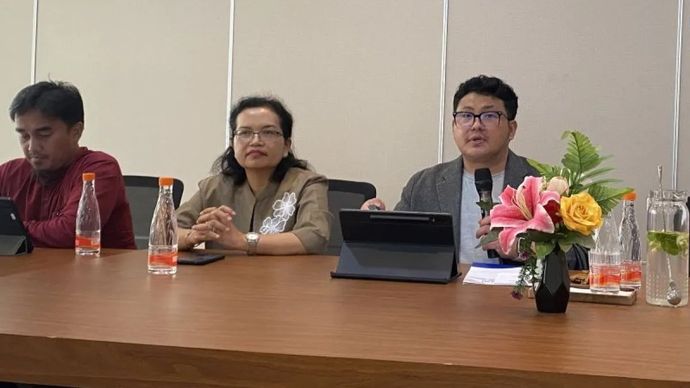 Asisten Deputi Bidang SDM, Umum dan Komunikasi Kedeputian Wilayah II BPJS Kesehatan Jenal M. Sambas (kanan) dan Kepala Cabang BPJS Kesehatan Kota Tanjungpinang Nara Grace di Batam, Kepri.
