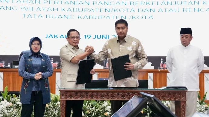 Menteri Dalam Negeri (Mendagri) Muhammad Tito Karnavian (kedua dari kiri) bersama Menteri Perumahan dan Kawasan Permukiman (PKP) Maruarar Sirait (kedua dari kanan) menandatangani Surat Keputusan Bersama (SKB) tentang Dukungan Percepatan Pelaksanaan Program Pembangunan 3 Juta Rumah di Gedung Sasana Bhakti Praja (SBP), Kantor Pusat Kementerian Dalam Negeri (Kemendagri), Jakarta, Jumat, 19 Juni 2026.
