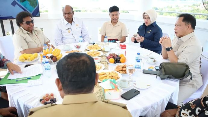 Menteri Dalam Negeri (Mendagri) Muhammad Tito Karnavian (kanan) menggelar pertemuan dengan seluruh gubernur/wakil gubernur se-Tanah Papua di Gedung Negara Papua, Kota Jayapura, Senin, 22 Juni 2026.