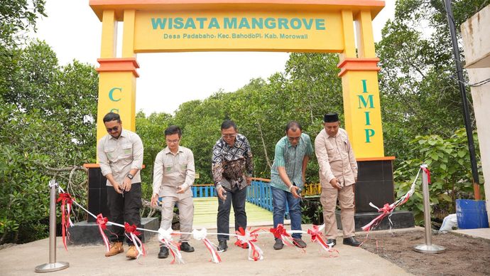 Program CSR IMIP Pembangunan Sarana Wisata Desa Padabaho telah mencapai puncak ditandai peresmian dan serah terima pengelolaan Desa Wisata Mangrove Padabaho antara perwakilan CSR IMIP dan Pemerintah Desa Padabaho