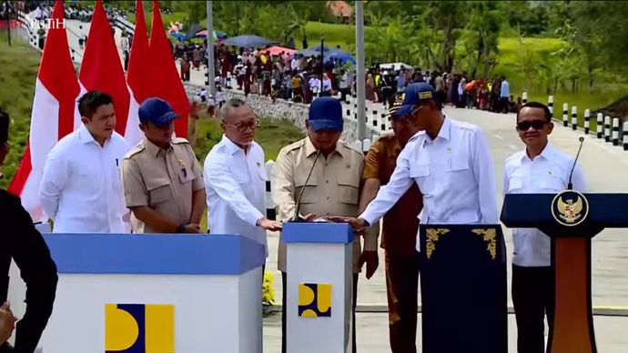 Kebahagiaan terpancar dari wajah warga Desa Larlar, Kecamatan Banyuates, Kabupaten Sampang, saat Presiden Prabowo Subianto meresmikan ruas jalan dari pelaksanaan Instruksi Presiden Jalan Daerah (IJD) pada Selasa, 23 Juni 2026