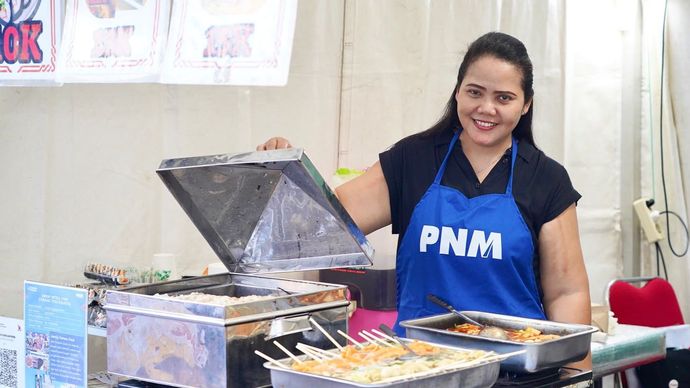  Di balik semarak pertandingan, hadir pula cerita tentang ekonomi akar rumput yang ikut bergerak melalui 20 nasabah PNM Mekaar yang terpilih untuk berjualan langsung di area acara.