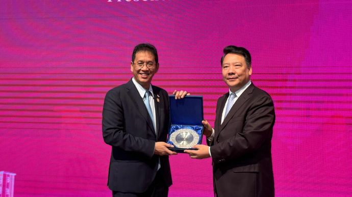 Menteri Keuangan (Menkeu) Purbaya Yudhi Sadewa menerima gelar Profesor Kehormatan (Honorary Professor) di bidang Ekonomi dari Universitas Nankai, Tiongkok. 