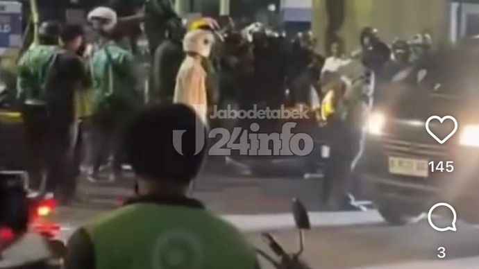 WNA tertabrak mobil di Kuningan, Jakarta. 