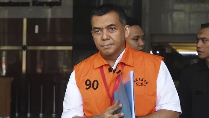 Mantan Wakil Menteri Imigrasi dan Pemasyarakatan (Imipas) Silmy Karim berjalan usai diperiksa di Gedung Merah Putih KPK, Jakarta, Jumat, 19 Juni 2026. KPK memeriksa Silmy Karim untuk mendalami penyidikan kasus dugaan korupsi pengurusan izin tinggal warga negara asing di Indonesia. 