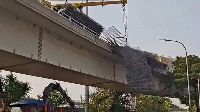 Muatan besi konstruksi yang tumpah dari truk dalam kecelakaan di jalan layang (flyover) Tomang, Jakarta Barat, kembali terjatuh ke Jalan arteri S. Parman saat dievakuasi kendaraan crane, Rabu, 24 Juni 2026.