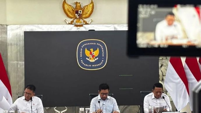 Plt. Deputi Bidang Kemitraan dan Hubungan Media Bakom RI Kurnia Ramadhana (tengah) dalam konferensi pers di Jakarta, Rabu, 24 Juni 2026.