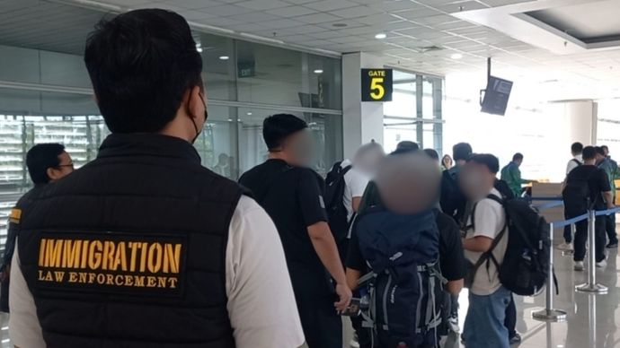 8 WNA Tiongkok dideportasi Imigrasi Surabaya, Usai Renovasi Restoran Tanpa Izin Tinggal yang Sah
