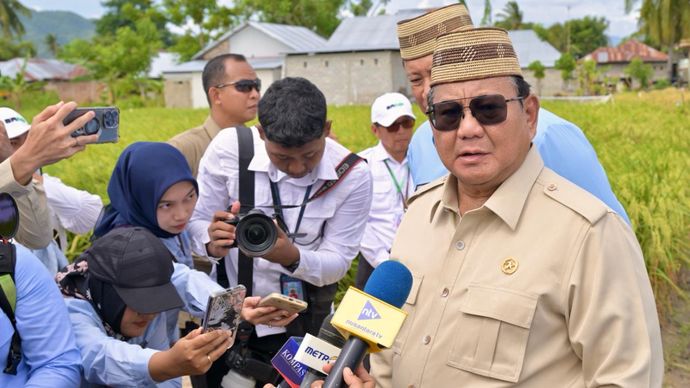 Presiden Prabowo Subianto meninjau penerapan teknologi budidaya padi modern di Gorontalo