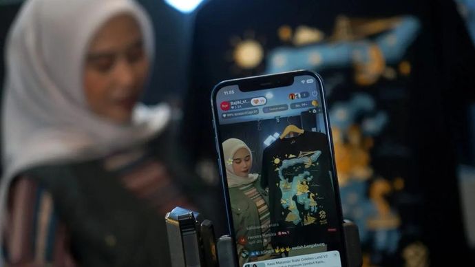 Pramuniaga menjual pakaian melalui aplikasi belanja daring (e-commerce) di gerai Bajiki Store, Makassar, Sulawesi Selatan, Rabu, 20 Juni 2026. Pemerintah akan mewajibkan marketplace atau e-commerce memberikan diskon 50 persen biaya layanan kepada pelaku Usaha Mikro dan Kecil (UMK) yang memasarkan produk buatan dalam negeri melalui Peraturan Menteri UMKM dengan harapan dapat meringankan beban pelaku usaha kecil dalam menjalankan bisnis