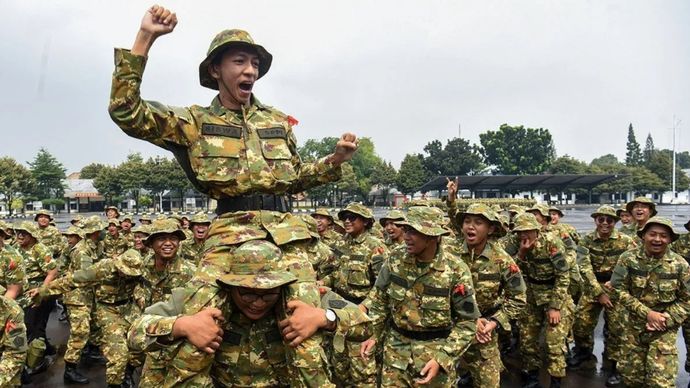 eserta program Sarjana Penggerak Pembangunan Indonesia (SPPI) meneriakkan yel-yel saat mengikuti Pelatihan Dasar Kemiliteran (Latsarmil) calon manajer Koperasi Desa Merah Putih (KDMP) di Brigif 1 Marinir Cilandak, Jakarta, Kamis, 25 Juni 2026.