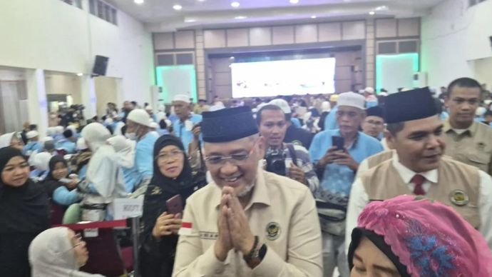 Menteri Haji dan Umrah (Menhaj) RI Mochamad Irfan Yusuf saat menyapa jamaah haji Kloter 20 BTH di Asrama Haji Kota Jambi, Rabu, 24 Juni 2026.