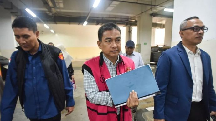Ketua Ombudsman RI periode 2021&ndash;2026, Hery Susanto, didakwa menerima suap senilai total Rp4,85 miliar yang terdiri atas uang tunai dan sebuah rumah. Dugaan suap tersebut berkaitan dengan perkara korupsi tata kelola usaha pertambangan nikel periode 2021&ndash;2026.  Jaksa Penuntut Umum (JPU) Kejaksaan Agung Arif Darmawan Wiratama menjelaskan, pemberian suap kepada Hery diduga berasal dari sejumlah pihak yang terkait dengan perusahaan tambang dan disalurkan melalui Edi Sukandi.  