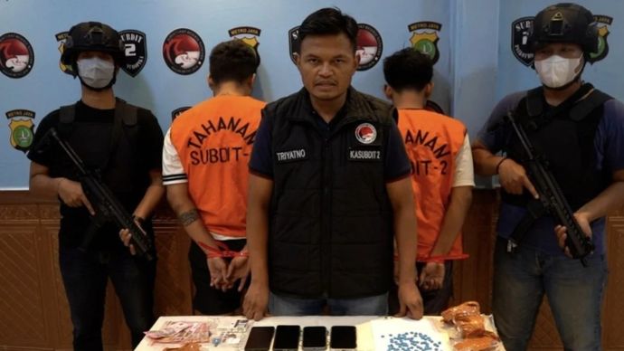 Kasubdit 2 Direktorat Reserse Narkoba Polda Metro Jaya AKBP Triyatno Pamungkas (tengah) bersama barang bukti narkotika jenis etomidate dan ekstasi jaringan Malaysia yang diamankan di kawasan Paseban, Jakarta Pusat, Sabtu, 20 Juni 2026.