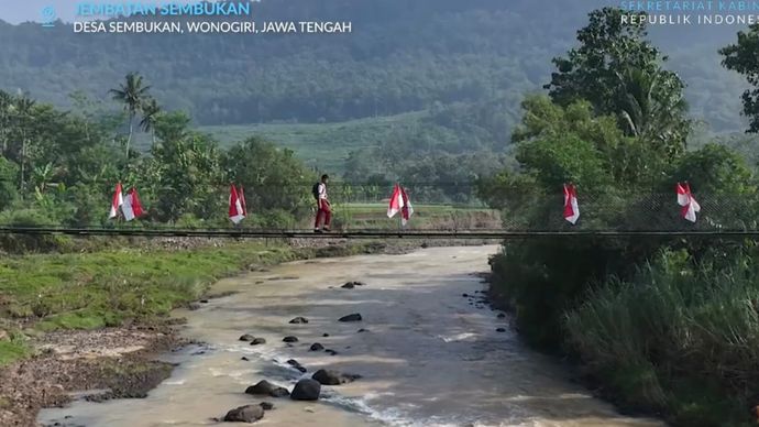 Sekretaris Kabinet Teddy Indra Wijaya membagikan video yang menampilkan progres pembangunan jembatan gantung di berbagai wilayah Indonesia