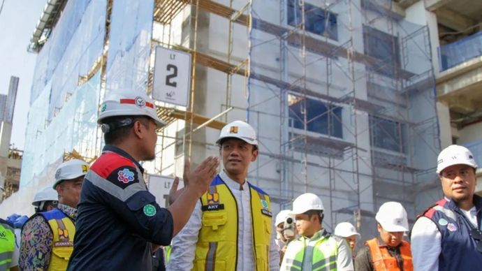 Menteri Koordinator Bidang Infrastruktur dan Pembangunan Kewilayahan, Agus Harimurti Yudhoyono (tengah) saat meninjau lokasi pembangunan kembali Ponpes Al Khoziny Sidoarjo, Rabu, 24 Juni 2026. Agus menyatakan progres pembangunan kembali tersebut telah mencapai lebih dari 50 persen dengan nilai total anggaran sebesar Rp122 miliar. 