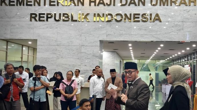 Wakil Menteri Haji dan Umrah Dahnil Anzar Simanjuntak menjawab pertanyaan pewarta selepas konferensi pers optimalisasi pemerbangan haji di Kantor Kementerian Haji dan Umrah, Jakarta, Kamis, 25 Juni 2026.