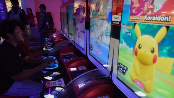 Arsip Foto - Pengunjung bermain gim di salah satu stan dalam pameran industri game Indonesia Game Week 2025 di Blok M Hub, Jakarta, Rabu (6/8/2025). Pameran yang diikuti lebih dari 20 IP (Intellectual Property) dari gim lokal, komik, desain karakter, konten kreatif, dan waralaba gim ternama dunia tersebut menjadi wadah untuk memamerkan teknologi dan rilis gim baru serta menjadi titik temu bagi para pengembang, komunitas, dan gamer profesional dari seluruh Indonesia. (Foto: ANTARA FOTO/Indrianto Eko Suwarso/rwa)