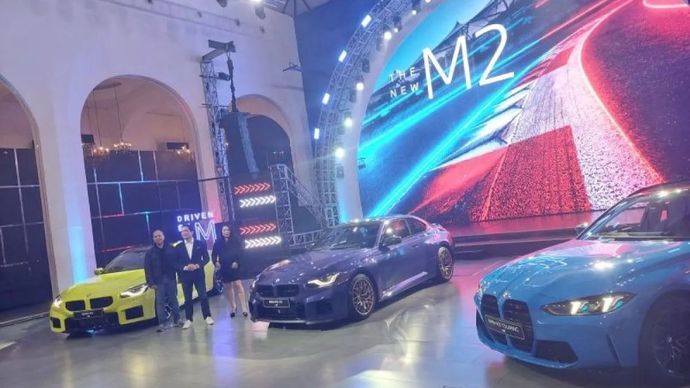 Suasana peluncuran tiga model terbaru dari lini performa BMW M yang digelar di Jakarta, Kamis (25/6/2026). (Foto: ANTARA/Adimas Raditya)