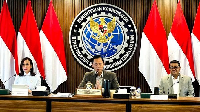 Menteri Koordinator Bidang Infrastruktur dan Pembangunan Kewilayahan Agus Harimurti Yudhoyono (tengah), Menteri Pariwisata Widiyanti Putri Wardhana (kiri), Menteri Ekonomi Kreatif (Ekraf) Teuku Riefky Harsya (kanan) dalam Rapat Koordinasi Tingkat Menteri terkait Penguatan Tata Kelola Ekosistem Kebandarudaraan di Jakarta, Kamis, 25 Juni 2026.