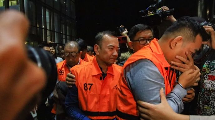 Arsip foto - Tersangka kasus dugaan tindak pidana korupsi perkara suap importasi di Direktorat Jenderal Bea dan Cukai (DJBC), Orlando Hamongan (kanan), Rizal Fadillah (tengah) dan Sisprian Subiaksono (kiri) berjalan menggunakan rompi tahanan usai menjalani pemeriksaan di Gedung Merah Putih KPK, Jakarta, Jumat, 06 Febuari 2026.