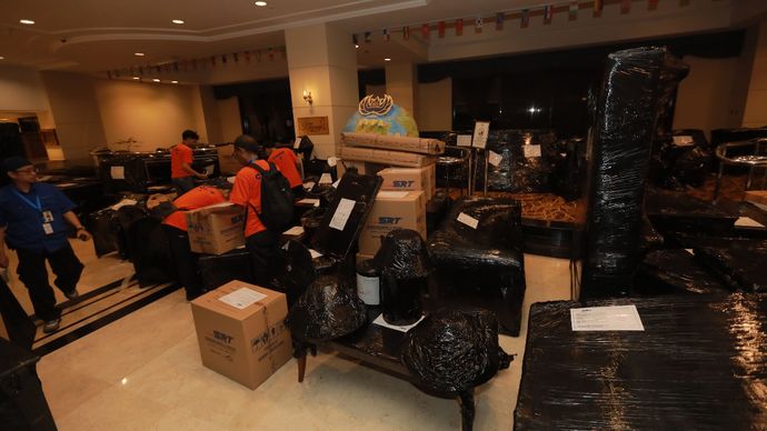 Proses pengosongan dan pemindahan barang-barang dari Blok 15 eks Hotel Sultan masih berlangsung hingga Rabu, 24 Juni 2026