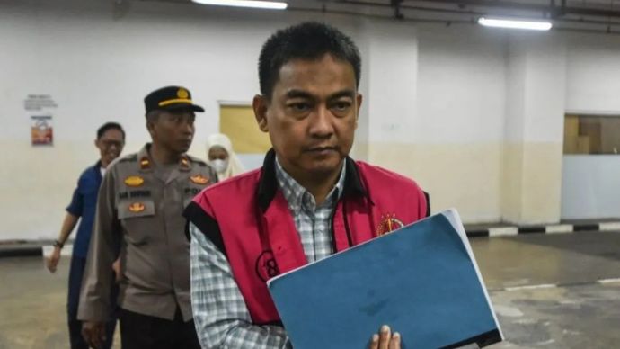 Terdakwa kasus dugaan korupsi tata kelola pertambangan Hery Susanto berjalan menuju mobil tahanan usai Sidang Dakwaan di Pengadilan Tipikor, Jakarta, Kamis, 25 Juni 2025.