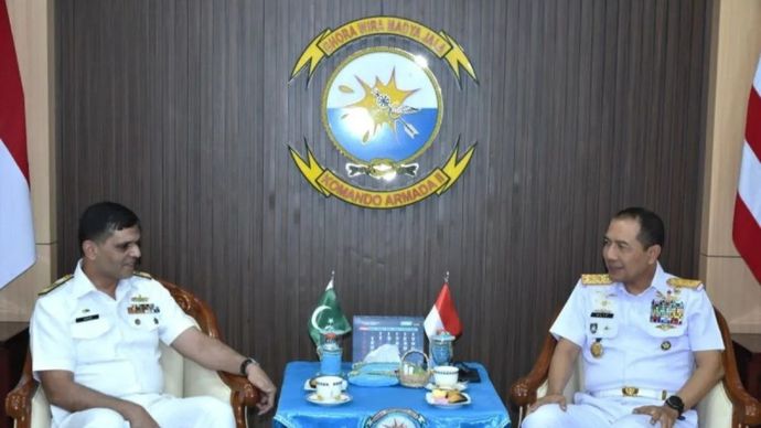 Panglima Koarmada II  Laksda TNI I G. P. Alit Jaya (kanan) bertemu Delegasi Pakistan Navy yang dipimpin Commodore Anwar Saeed selaku Assistant Chief of Naval Staff di Gedung VIP Nala Koarmada II, Ujung Surabaya, Kamis, 25 Juni 2026.