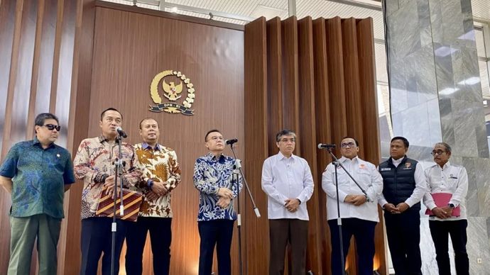Menteri Sekretaris Negara Prasetyo Hadi (kedua kiri) serta Wakil Ketua DPR RI Sufmi Dasco Ahmad (keempat kiri) menyampaikan keterangan kepada pers terkait Satuan Tugas Mitigasi Pemutusan Hubungan Kerja di kompleks parlemen, Senayan, Jakarta, Jumat, 26 Juni 2026.
