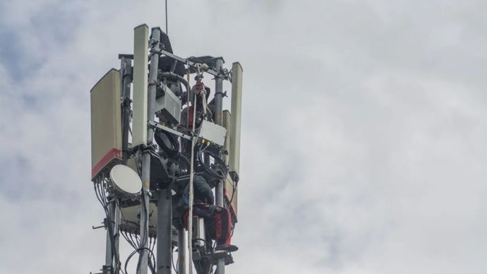 Ilustrasi - Pekerja melakukan pemeliharaan jaringan broadband di menara Base Tranceiver Station (BTS) milik sebuah operator telekomunikasi di Palu, Sulawesi Tengah, Jumat, 03 Febuari 2023.