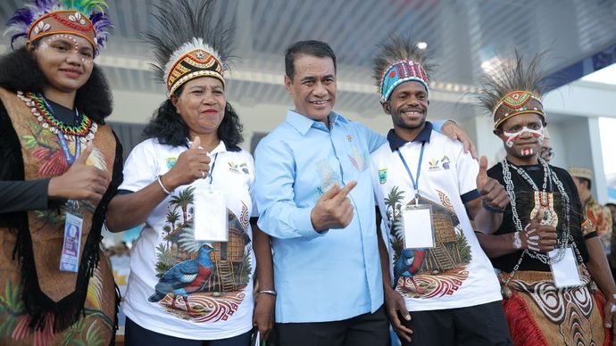 Menteri Pertanian Andi Amran Sulaiman berfoto bersama para petani dari berbagai daerah, termasuk Papua, pada Pekan Nasional (PENAS) Petani dan Nelayan XVII Tahun 2026 di Gorontalo. Dalam ajang tersebut, sejumlah petani dari Aceh hingga Kalimantan menyampaikan apresiasi atas kebijakan pemerintah yang menurunkan harga pupuk bersubsidi sebesar 20 persen karena dinilai mampu menekan biaya produksi dan meningkatkan kesejahteraan petani.